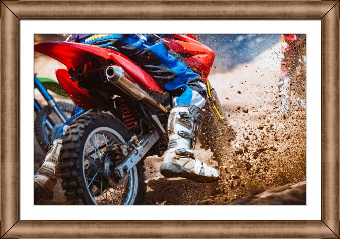 Купить и печать на заказ Картины в рамке, багете Мотоциклист во время ускорения