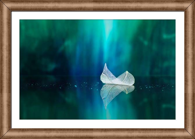 Картины в рамке, багете White sheet on the mirror surface