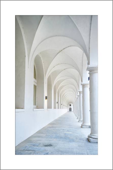 Купить и печать на заказ Картины, фото с паспарту Белая колоннада