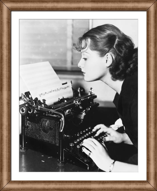 Купить и печать на заказ Картины в рамке, багете Девушка за печатной машинкой