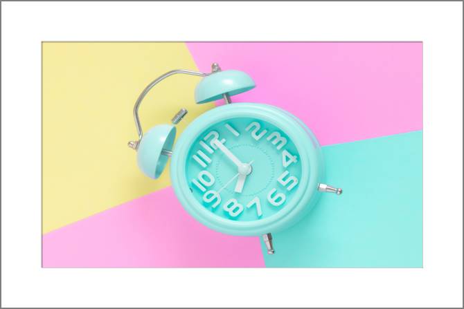 Картины, фото с паспарту Alarm clock on a background of pastel tones