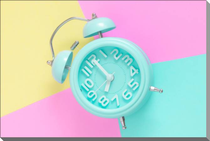 Купить и печать на заказ Картины на пластике, пеноркартоне Будильник на фоне пастельных тонов