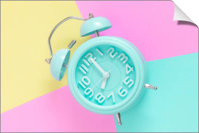 Купить и печать на заказ Картины на холсте Будильник на фоне пастельных тонов