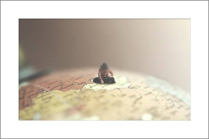 Картины, фото с паспарту Traveler