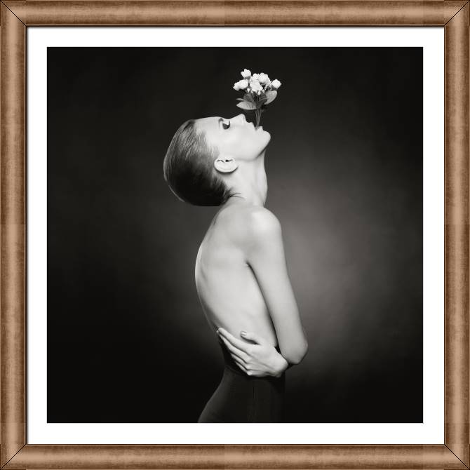 Купить и печать на заказ Репродукции картин Арт фотография девушки с цветком