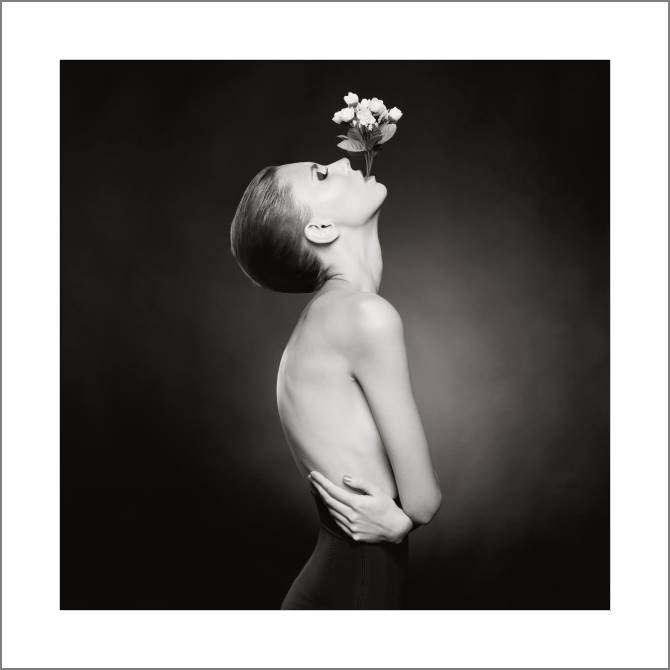 Купить и печать на заказ Картины, фото с паспарту Арт фотография девушки с цветком