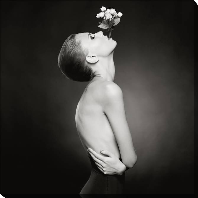 Купить и печать на заказ Картины на холсте Арт фотография девушки с цветком