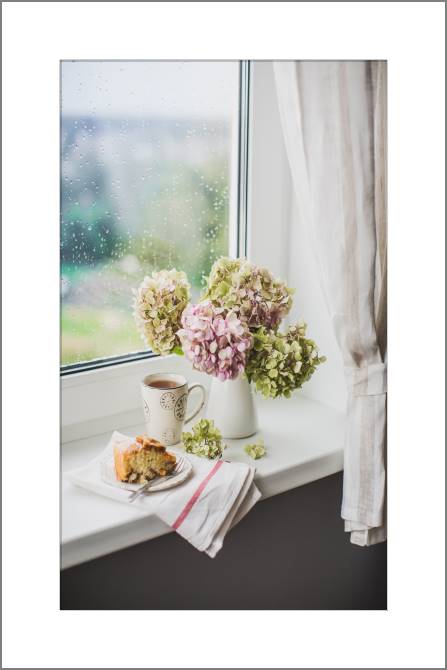 Картины, фото с паспарту Delicate flowers on the windowsill