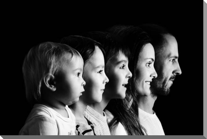 Купить и печать на заказ Картины на пластике, пеноркартоне Семейный черно-белый портрет