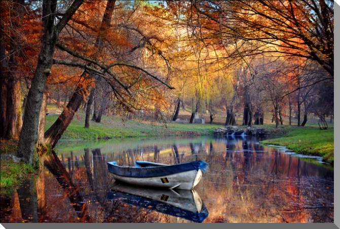 Купить и печать на заказ Картины на пластике, пеноркартоне Лодка на озере в осеннем лесу