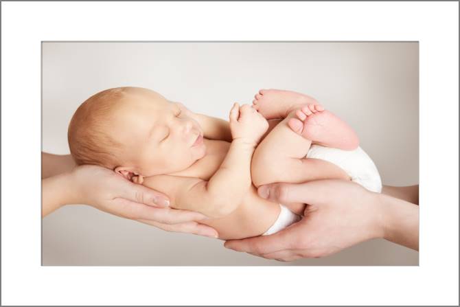 Купить и печать на заказ Картины, фото с паспарту Ребенок на руках