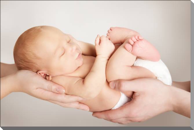 Купить и печать на заказ Картины на пластике, пеноркартоне Ребенок на руках