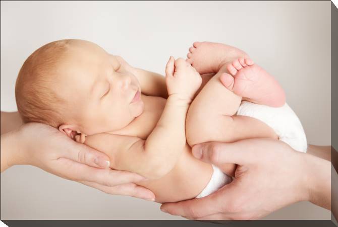 Купить и печать на заказ Картины на холсте Ребенок на руках