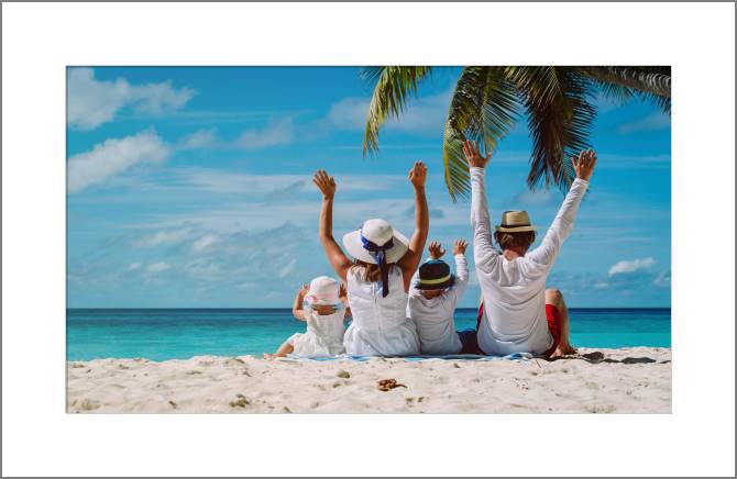 Купить и печать на заказ Картины, фото с паспарту Семья на пляже