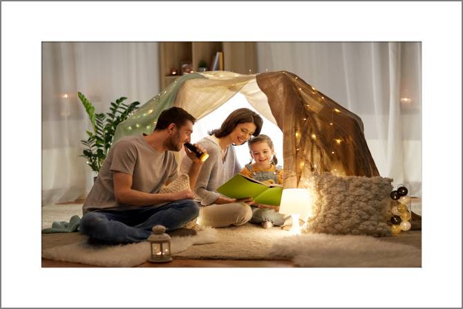 Купить и печать на заказ Картины, фото с паспарту Семья в детской палатке