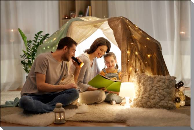 Купить и печать на заказ Картины на пластике, пеноркартоне Семья в детской палатке