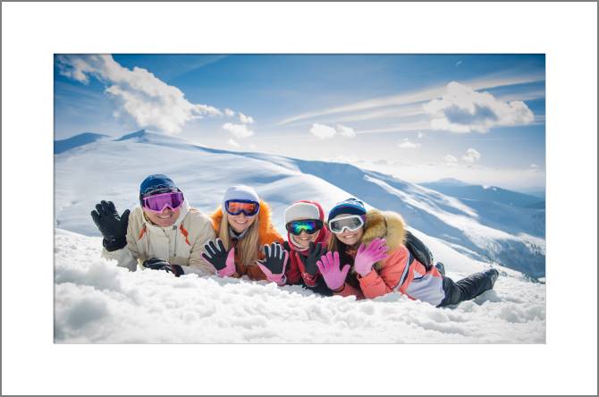 Купить и печать на заказ Картины, фото с паспарту Семья на горнолыжном курорте