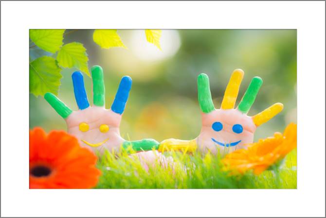 Купить и печать на заказ Картины, фото с паспарту Детские ладони