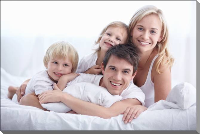 Купить и печать на заказ Картины на пластике, пеноркартоне Семья в домашней обстановке