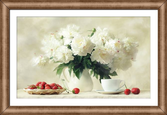 Картины в рамке, багете Beautiful white peonies and strawberries