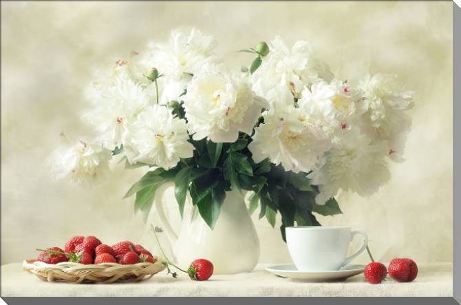 Купить и печать на заказ Картины на пластике, пеноркартоне Красивые белые пионы и клубника